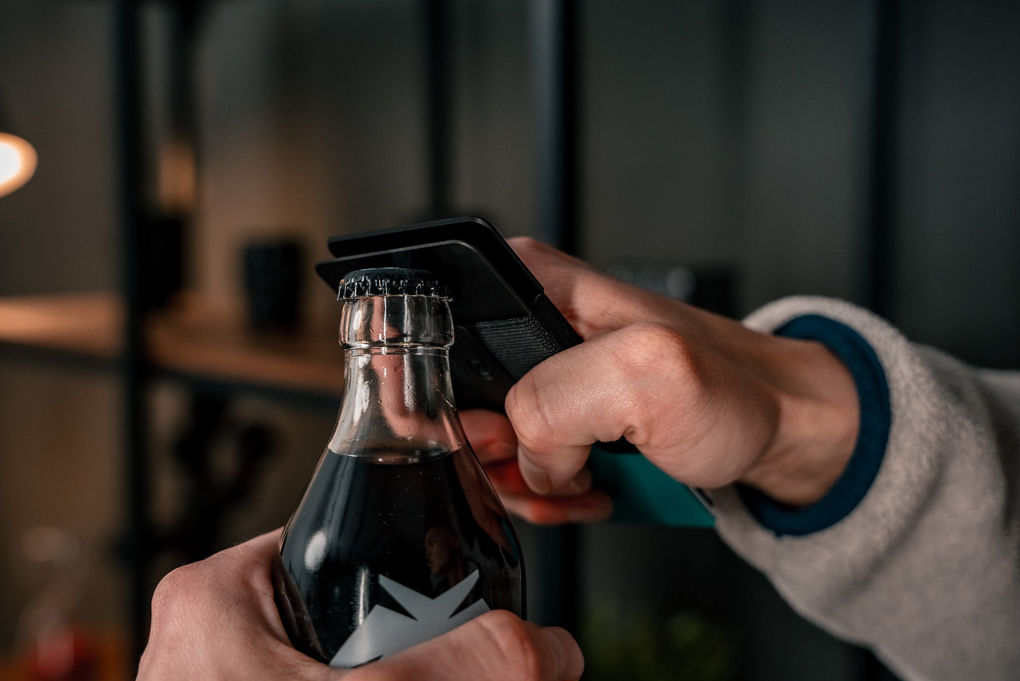 Praktischer Getränkehalter Mit Flaschenöffner - Einstellbare Durchflusskontrolle In Grün